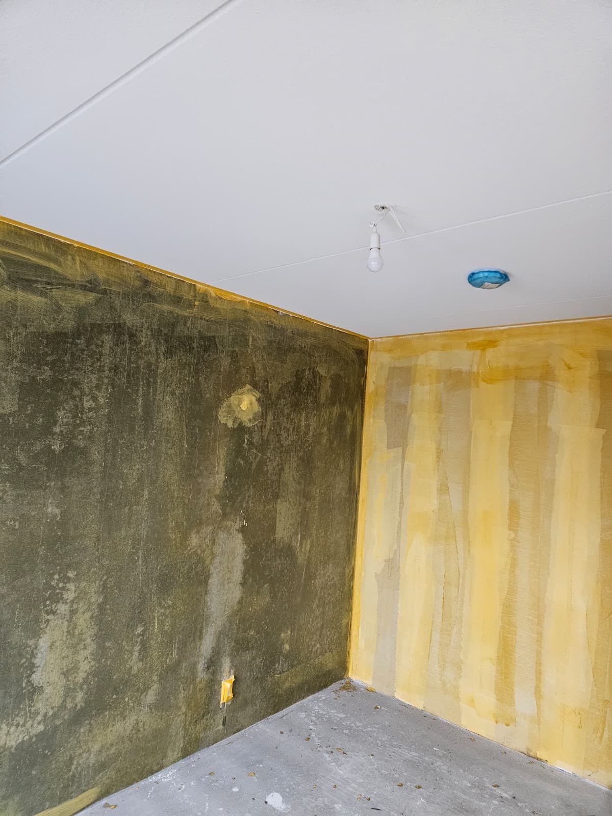 Muren voorzien van voorstrijk als voorbereiding op het stucwerk